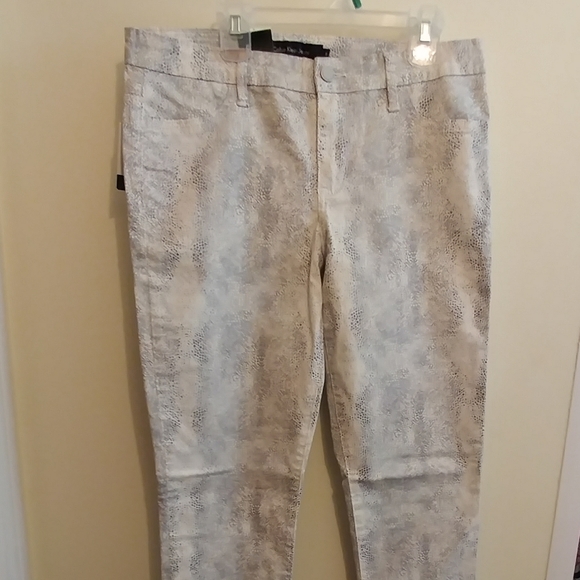 NWT Calvin Klein White and Gray Print Jeans - Picture 3 of 9